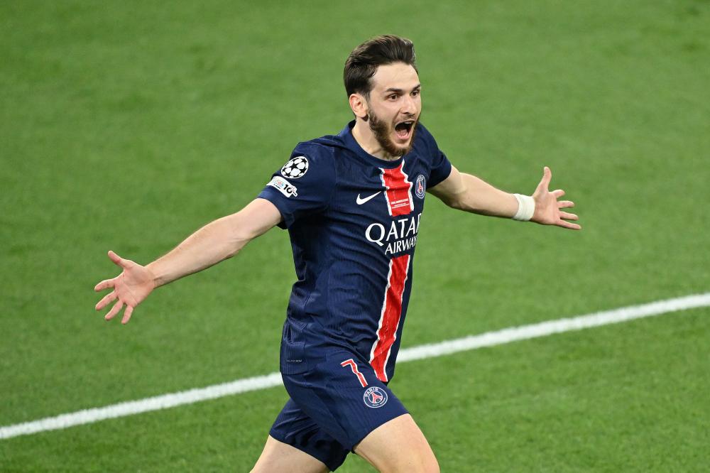 世界杯小组赛抽签揭晓，各组形势激烈，比利时、西班牙、法国等强队争夺晋级，姆巴佩与哈兰德有望对决，阿根廷实力强劲，晋级概率极高。